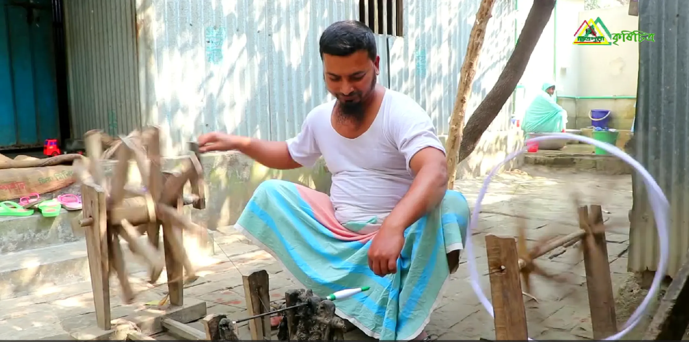 চরকায় সুতা কাটছেন কারিগর